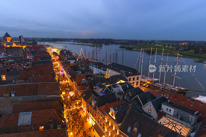 荷兰Overijssel Kampen购物街的夜景